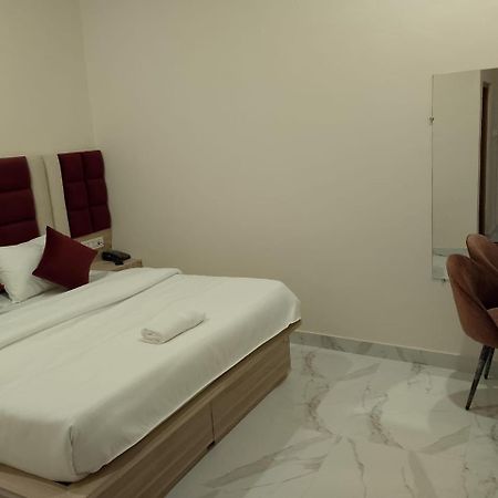 Hotel Lr Delite Inn Mathura Buitenkant foto