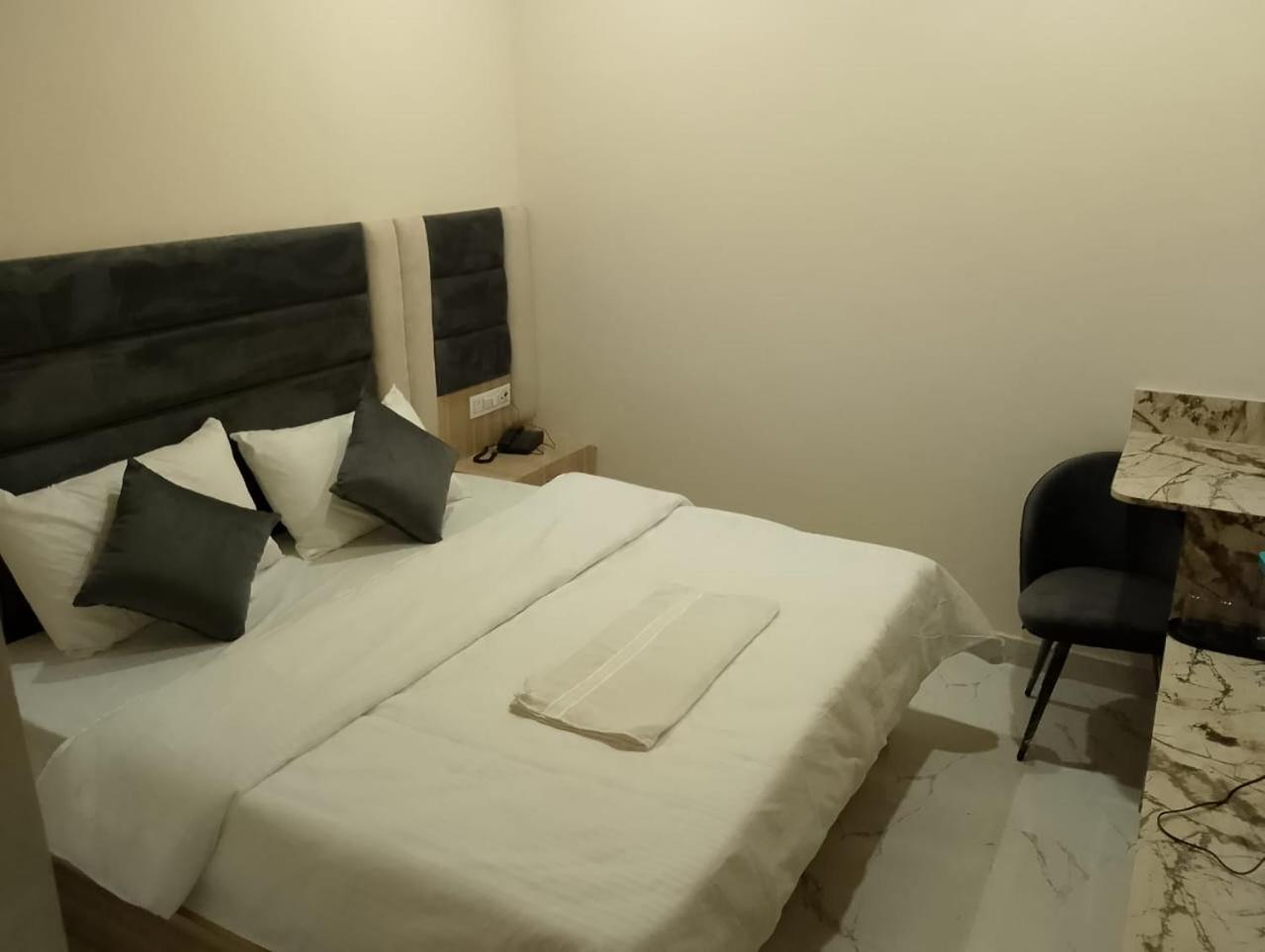 Hotel Lr Delite Inn Mathura Buitenkant foto