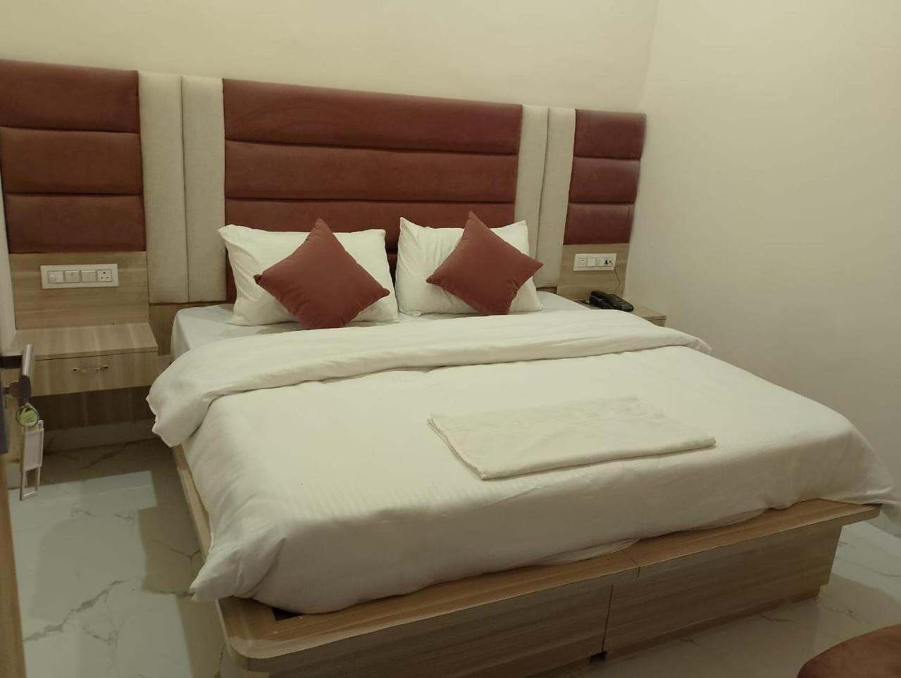 Hotel Lr Delite Inn Mathura Buitenkant foto