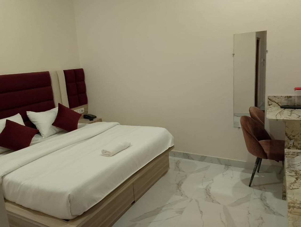 Hotel Lr Delite Inn Mathura Buitenkant foto